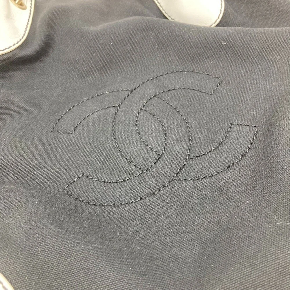 CHANEL Black Leather Shoulder Bag
